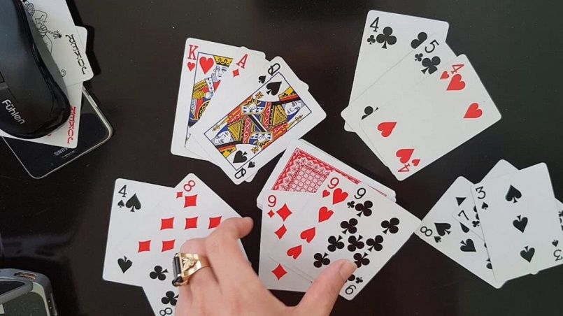 Phương án hoán đổi những lá bài là một cách gian lận hay cho người mới chơi thử.